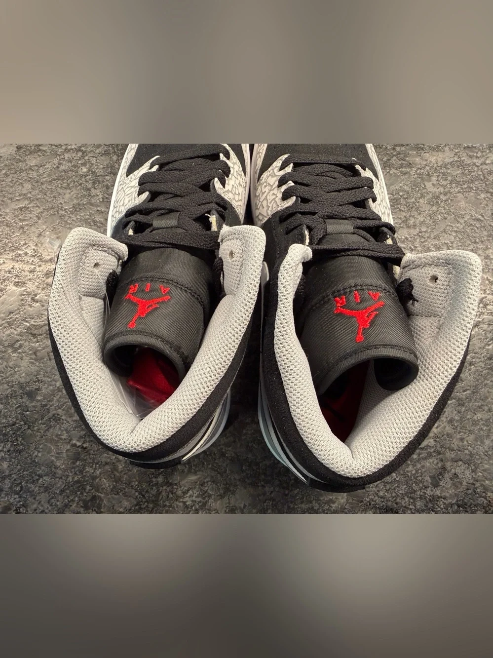 Air Jordan 1 Mid Se Sneakers in Black, Gray and White with Crackle